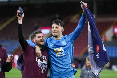 Burnley ve Burnley takımlarından James Trafford, Burnley, Burnley, İngiltere 'de 21 Nisan 2025' te oynanan Sky Bet Şampiyonası maçından sonra birinci lige terfi edilişini kutluyor.