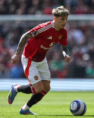 Manchester United takımından Alejandro Garnacho, Manchester United ile Wolverhampton Wanderers maçında 20 Nisan 2025 'te Old Trafford, Manchester, İngiltere' de top ile ilerliyor.