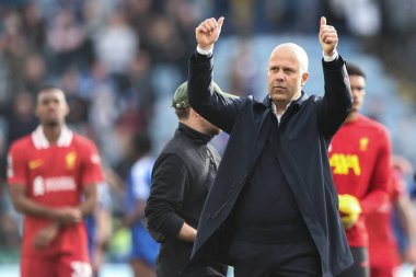 Liverpool 'un Liverpool teknik direktörü, 20 Nisan 2025' te King Power Stadyumu 'nda Leicester City ile Liverpool arasındaki Premier League maçından sonra deplasman taraftarlarına jest yapıyor.