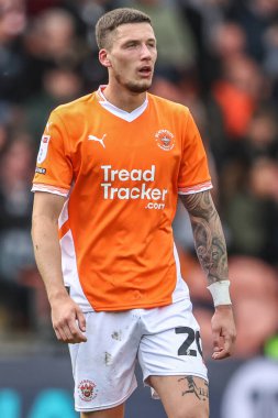 Blackpool takımından Oliver Casey 21 Nisan 2025 'te Bloomfield Road, Blackpool' da Blackpool-Wrexham maçında