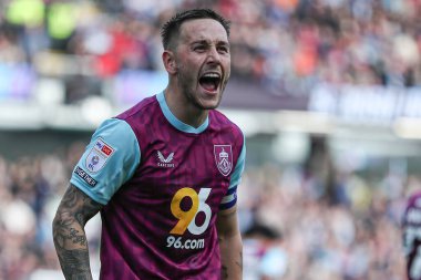 Burnley 'den Josh Brownhill, 21 Nisan 2025' te Burnley ile Sheffield United arasında oynanan Sky Bet Şampiyonası maçında 2-1 'lik galibiyetini kutluyor.