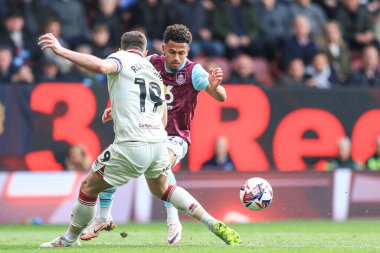 Burnley 'den Marcus Edwards, Sheffield United takımından Jack Robinson' a karşı Burnley - Sheffield United maçında top sürüyor. Turf Moor, Burnley, Birleşik Krallık 'ta 21 Nisan 2025