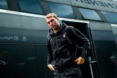 Norwich City 'den Jack Stacey, 21 Nisan 2025' te The Den, Londra 'daki Millwall-Norwich City maçından önce The Den' e vardı.