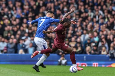 Manchester City 'den Jrmy Doku, Everton Premier Lig karşılaşmasında Everton' a karşı Manchester City 'nin 19 Nisan 2025' te Goodison Park, Liverpool, İngiltere 'de oynanan karşılaşmasında Everton' dan Dwight McNeil 'ın baskısıyla topu aldı.