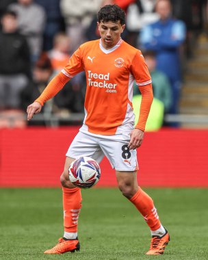 Blackpool takımından Albie Morgan 21 Nisan 2025 'te Bloomfield Road, Blackpool' da Blackpool - Wrexham maçında