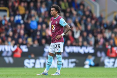 Burnley takımından Lucas Pires, Burnley ile Sheffield United 'ın 21 Nisan 2025' te Turf Moor, Burnley 'de oynadıkları maçta