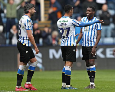 Sheffield Çarşamba 'dan Yan Valery ve Sheffield Çarşamba' dan Anthony Musaba, 21 Nisan 2025 'te Hillsborough, Sheffield, İngiltere' de Çarşamba günü oynanan Sky Bet Şampiyonası maçından sonra kutlama yaptılar.