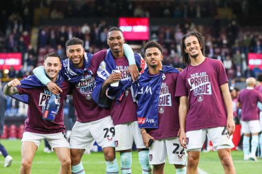 Burnley oyuncuları, Burnley ile Sheffield United arasındaki 21 Nisan 2025 'te oynanan Gökyüzü İddia Şampiyonası maçından sonra İngiltere' nin Burnley şehrinde ilk lige geri dönmelerini kutluyorlar.