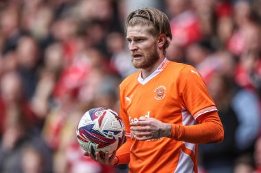 Blackpool takımından Hayden Coulson 21 Nisan 2025 'te Bloomfield Road, Blackpool' da Blackpool-Wrexham maçında