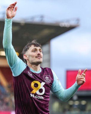 Burnley 'den Connor Roberts, Burnley, Burnley, İngiltere' de 21 Nisan 2025 'te Burnley' e karşı oynanan Gökyüzü İddia Şampiyonası maçından sonra birinci lige terfi edilişini kutluyor.