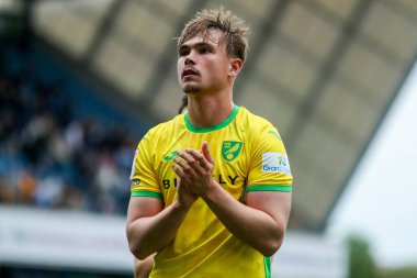 Norwich City 'den Callum Doyle, 21 Nisan 2025' te Londra 'nın başkenti The Den' de oynanan Sky Bet Şampiyonası maçı sonrasında takımların yenildiğini kabul ediyor.