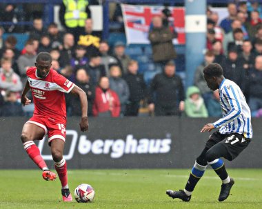 Sheffield Wednesday 'den Djeidi Gassama, 21 Nisan 2025' te Sheffield, Sheffield, İngiltere 'de Çarşamba günü oynanan Gök İddia Şampiyonası karşılaşmasında Middlesbrough' a karşı Middlesbrough 'da Middlesbrough Futbol Kulübü' nden Anfernee Dijksteel 'e baskı yapıyor.