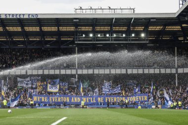 Taraftarlar, Premier Lig karşılaşması öncesinde İngiltere 'nin Liverpool kenti Goodison Park' ta Everton 'a karşı Manchester City maçında bayrakları havada tutuyor.