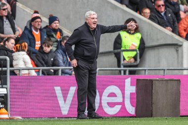Blackpool takımının menajeri Steve Bruce, 21 Nisan 2025 'te Bloomfield Road, Blackpool' da oynanan Blackpool-Wrexham maçında takımına talimat verir.