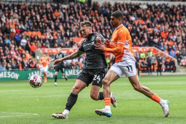 Wrexham 'dan Dan Scarr, Blackpool takımından Ashley Fletcher' ı 21 Nisan 2025 'te Bloomfield Road, Blackpool' da oynanan Blackpool-Wrexham maçında durdurdu.