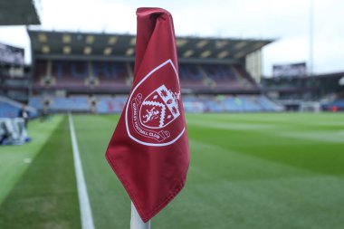 Burnley, Sheffield United 'a karşı Turf Moor, Burnley, İngiltere' de 21 Nisan 2025 'te oynanacak Sky Bet Şampiyonası' nın önündeki köşe bayrağı.