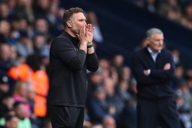 Derby County teknik direktörü John Eustace, 21 Nisan 2025 'te İngiltere' nin başkenti West Bromwich Derby County 'de oynanan Gökyüzü İddia Şampiyonası maçında oyuncularına talimat verir.