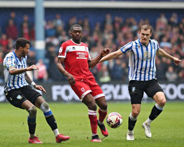 Sheffield Wednesday 'den Marvin Johnson ve Svante Ingelsson, 21 Nisan 2025' te Sheffield, Sheffield, İngiltere 'de oynanan ve Çarşamba günü oynanan Sky Bet Şampiyonası maçında Middlesbrough' a karşı Middlesbrough 'da Middlesbrough Futbol Kulübü' nden Anfernee Dijksteel 'e baskı yapıyorlar.