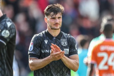 Wrexham 'dan Ryan Longman, 21 Nisan 2025' te Bloomfield Road, Blackpool 'da oynanan 1. Blackpool-Wrexham maçında taraftarları alkışlıyor.