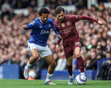Manchester City 'den Bernardo Silva, 19 Nisan 2025 tarihinde İngiltere' nin Liverpool kenti Goodison Park 'ta oynanan Premier League karşılaşmasında Everton' a karşı Everton maçında Everton 'dan Iliman Ndiaye' i durdurdu.