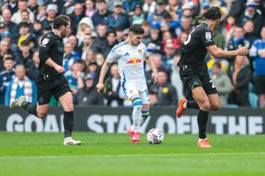 Leeds United takımından Malikane Solomon, 21 Nisan 2025 'te Leeds Road, Leeds, İngiltere' de oynanan Leeds United-Stoke City maçında topu aldı.