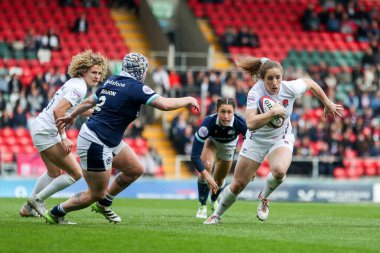 İngiltere 'den Abby Dow, İngiltere' nin Mattioli Woods Welford Road Stadyumu 'nda oynanan 2025 Guinness Kadınlar 6 Milletler Maçı' nda topa vuruyor.