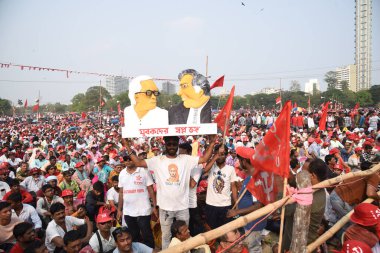 Binlerce çiftçi, işçi, tarım işçisi ve gecekondu sakini eylemcisi, 20 Nisan 2025 'te Kolkata' daki Tugay Geçit Alanı 'ndaki devlet ve merkez hükümetin farklı çalışma politikalarını protesto etmek için düzenlenen toplu toplantıya katıldı..