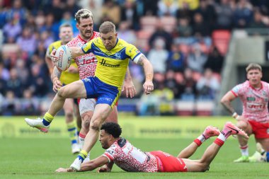 Warrington Wolves takımından Matt Dufty, Leigh Leopards 'ın 19 Nisan 2025' te Leigh Spor Köyü 'nde oynanan 8. Leigh Leopards vs Warrington Wolves karşılaşmasında Leigh Leigh Leopards takımından Darnell Mcintosh' un mücadelesinden kaçtı.