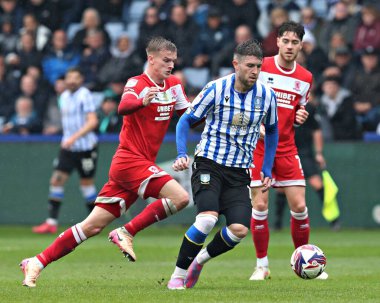 Sheffield Wednesday 'den Josh Windass, Middlesbrough Futbol Kulübü' nden Marcuss Forss 'un baskısı ile Gökyüzü İddia Şampiyonası maçında Sheffield Çarşamba günü Hillsborough, Sheffield, Birleşik Krallık, 21 Nisan 2025' te Middlesbrough 'a karşı.