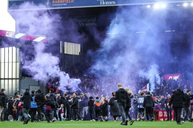 Burnley taraftarları 21 Nisan 2025 'te Burnley, Burnley United' a karşı oynadıkları 