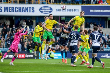 Norwich City 'den Shane Duffy 21 Nisan 2025' te The Den, Londra 'da oynanan Millwall Norwich City maçında topa liderlik ediyor.