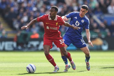 Liverpool 'dan Ryan Gravenberch, Leicester City' den Bilal El Khannouss 'u 20 Nisan 2025' te King Power Stadyumu 'nda Leicester City Liverpool' a karşı oynanan Premier Lig karşılaşmasında durdurdu.