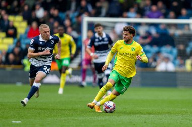 Norwich City 'den Emiliano Marcondes, 21 Nisan 2025' te The Den, Londra 'da oynanan Millwall Norwich City maçında topu aldı.