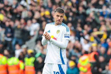 Leeds United takımından Jol Piroe, 21 Nisan 2025 'te Leeds, İngiltere' de Leeds Road 'da oynanan Sky Bet Şampiyonası final düdüğünün ardından taraftarları alkışlıyor.