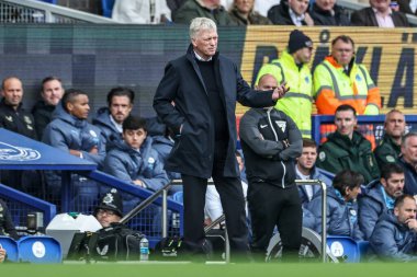 Everton 'ın David Moyes teknik direktörü takım talimatlarını 19 Nisan 2025' te Goodison Park, Liverpool 'da oynanan Premier League maçında verir.