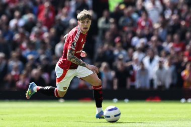 Manchester United takımından Alejandro Garnacho, Manchester United ile Wolverhampton Wanderers maçında 20 Nisan 2025 'te Old Trafford, Manchester, İngiltere' de top ile ilerliyor.