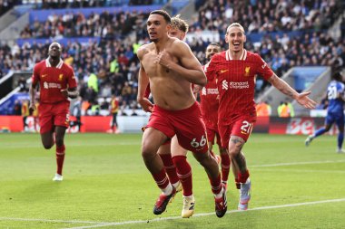 Liverpool 'dan Trent Alexander-Arnold, 20 Nisan 2025' te King Power Stadyumu 'nda Leicester City ile Liverpool arasındaki Premier League maçında 0-1 kazanma hedefini kutluyor.