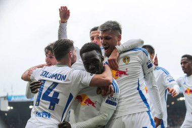 Leeds United takımından Wilfried Gnonto, 21 Nisan 2025 tarihinde Leeds, İngiltere 'deki Elland Road' da oynanan Sky Bet Şampiyonası maçında takım arkadaşlarıyla kutluyor.