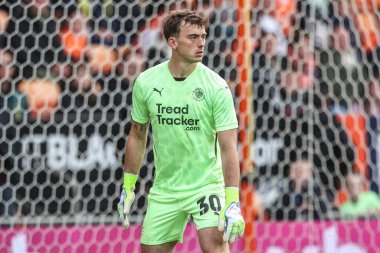 Blackpool takımından Harry Tyrer 21 Nisan 2025 'te Bloomfield Road, Blackpool' da Blackpool-Wrexham maçında