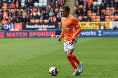 Blackpool 'dan Samuel Silvera 21 Nisan 2025' te Bloomfield Road, Blackpool 'da oynanan Blackpool-Wrexham maçında topla birlikte.