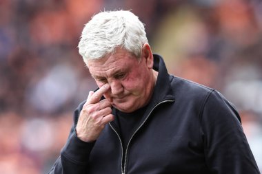 Blackpool teknik direktörü Steve Bruce, 21 Nisan 2025 'te Bloomfield Road, Blackpool' da oynanan Blackpool vs Wrexham maçında tepki gösterdi.