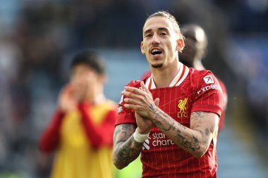 Liverpool 'dan Kostas Tsimikas, 20 Nisan 2025' te King Power Stadyumu 'nda Leicester City ile Liverpool arasındaki Premier League karşılaşması sonrasında gezgin taraftarları alkışlıyor.