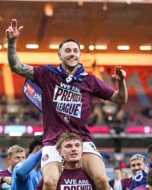 Burnley 'den Josh Brownhill, 21 Nisan 2025' te Burnley - Sheffield United 'ın Turf Moor, Burnley, Birleşik Krallık' ta oynadığı Sky Bet Şampiyonası maçından sonra ilk lige terfi edilişini kutluyor.