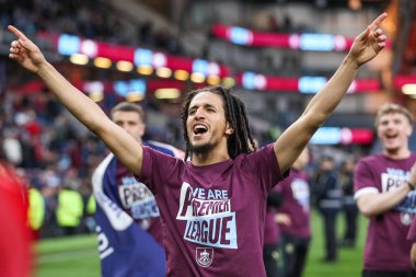 Burnley 'den Hannibal Mejbri, 21 Nisan 2025' te Burnley-Sheffield United 'a karşı oynadığı Turf Moor, Burnley, Birleşik Krallık' ta oynanan Sky Bet Şampiyonası maçından sonra lige tekrar yükselmesini kutluyor.