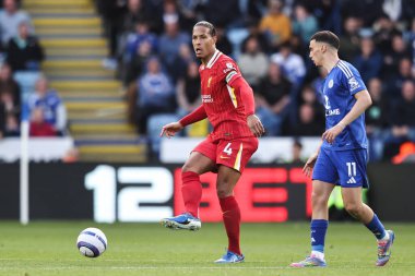 Liverpool 'dan Virgil van Dijk, 20 Nisan 2025' te King Power Stadyumu 'nda Leicester City ile Liverpool arasındaki Premier League maçında pas attı.