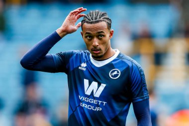 Millwall 'dan Femi Azeez, 21 Nisan 2025' te Londra 'nın The Den kentinde oynanan Gökyüzü İddia Şampiyonası karşılaşmasından önce ısınıyor.