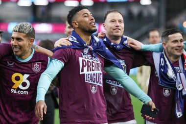 Burnley 'den Josh Laurent, 21 Nisan 2025' te Burnley, Burnley, İngiltere 'de Burnley United' a karşı oynanan Gökyüzü İddia Şampiyonası maçından sonra ilk lige terfi edilişini kutluyor.