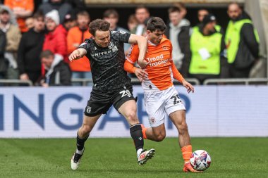 Wrexham 'dan Ollie Rathbone ve Blackpool' dan Rob Apter 21 Nisan 2025 'te Bloomfield Road, Blackpool' da oynanan Sky Bet League 1 karşılaşmasında top için savaştılar.