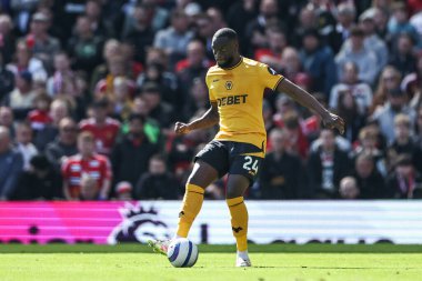 Wolverhampton Wanderers 'dan Toti Gomes Premier League maçında pas veriyor Manchester United Wolverhampton Wanderers' a karşı Old Trafford, Manchester, İngiltere, 20 Nisan 2025