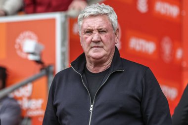 Blackpool 'un teknik direktörü Steve Bruce 21 Nisan 2025' te Bloomfield Road, Blackpool 'da Blackpool-Wrexham maçında